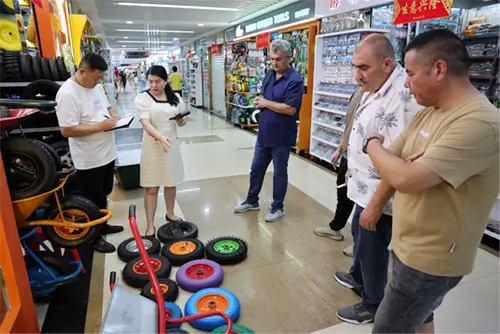 Les acheteurs étrangers s'adressent directement aux fournisseurs du marché de Yiwu