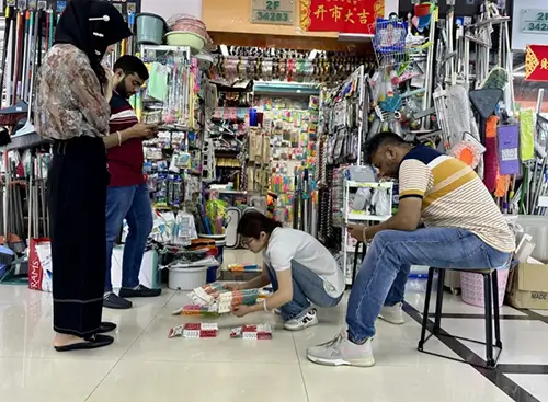 Les acheteurs étrangers s'adressent directement aux fournisseurs du marché de Yiwu