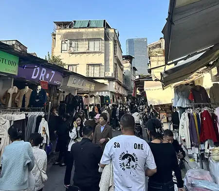 العديد من الأزقة الصغيرة بجوار مينجوان