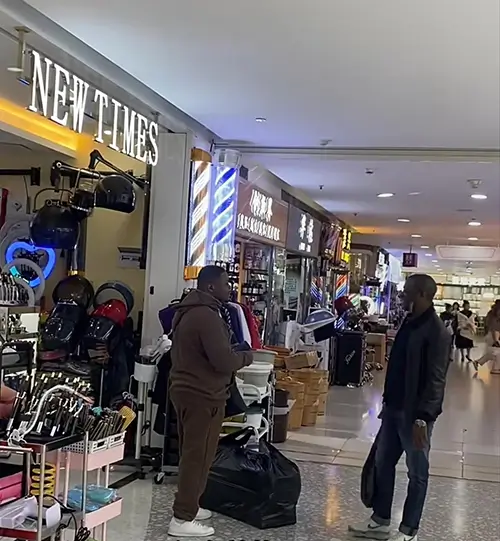 Foreign buyers at Guangzhou Beauty Exchange Center
