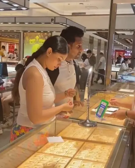 Foreign buyers in shuibei gold plaza