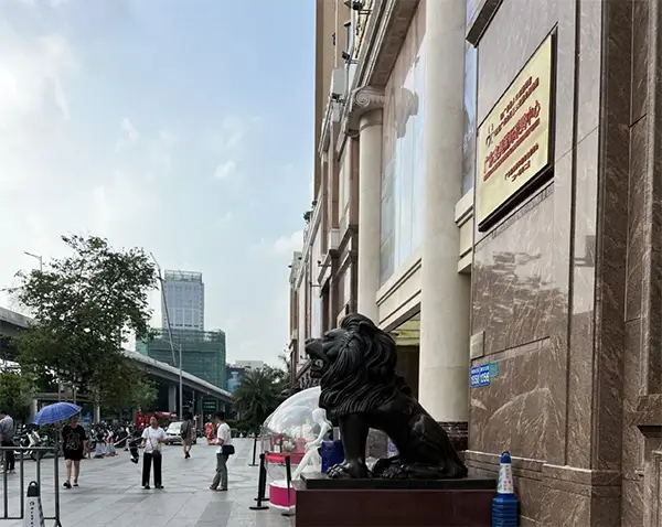 street-hawkers-at-Baiyun-Leather-City