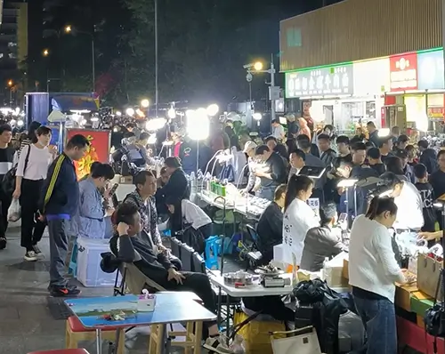 Busy night at Huaqiangbei Ghost Market