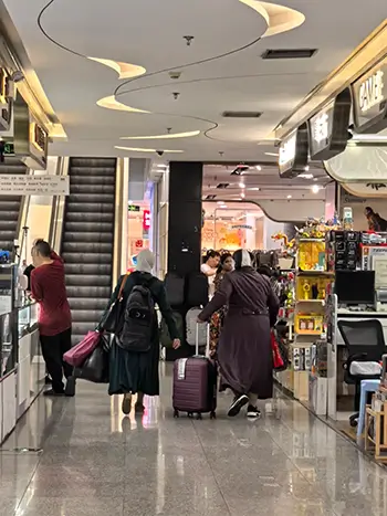 Foreign buyers at Beijing Hongqiao Market