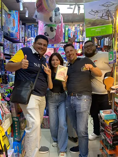 Compradores extranjeros en el centro comercial Luohu