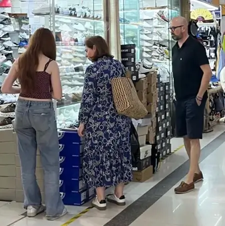 Foreign buyers at Shanghai fake markets-2
