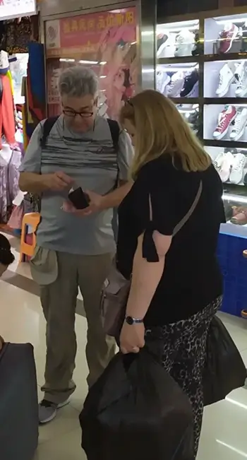 Foreign buyers at Shanghai fake markets-3
