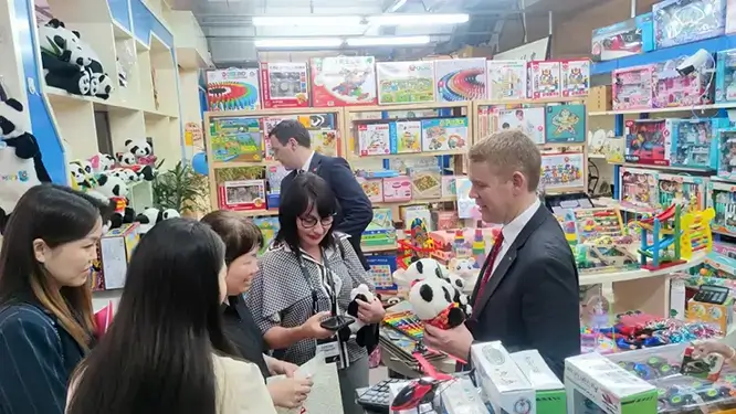 New Zealand Prime Minister at Beijing Silk Street