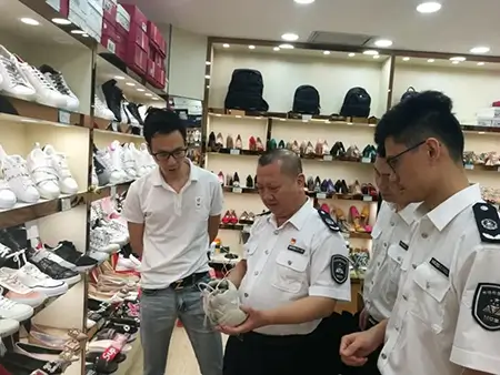 Funcionarios inspeccionan a los vendedores de Luohu