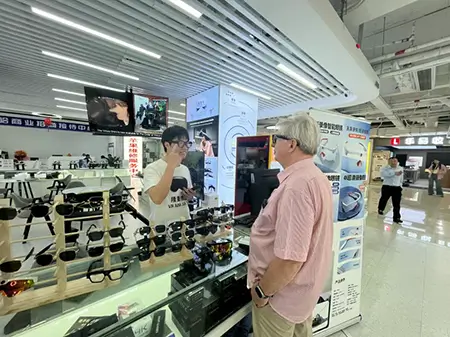 Foreign buyers at SEG Market