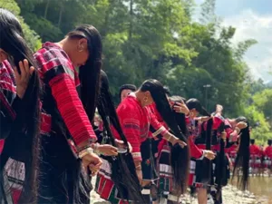 Red Yao women washing their hair.